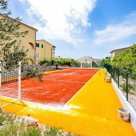 Dom wakacyjny House Pool & Sport Holiday Tribalj